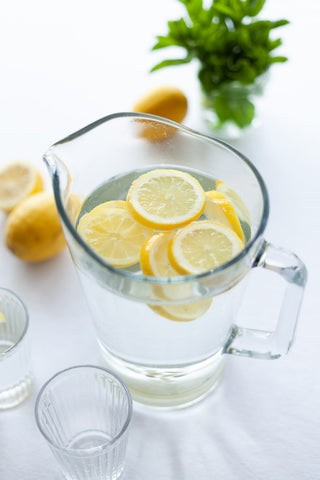 How much water should you drink a day and what water does to our bodies